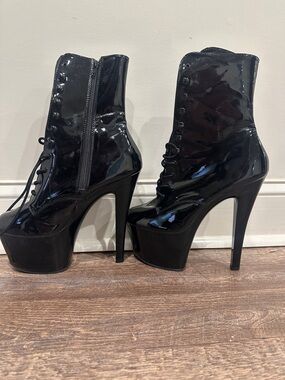 Pleasers - Black Patent Leather